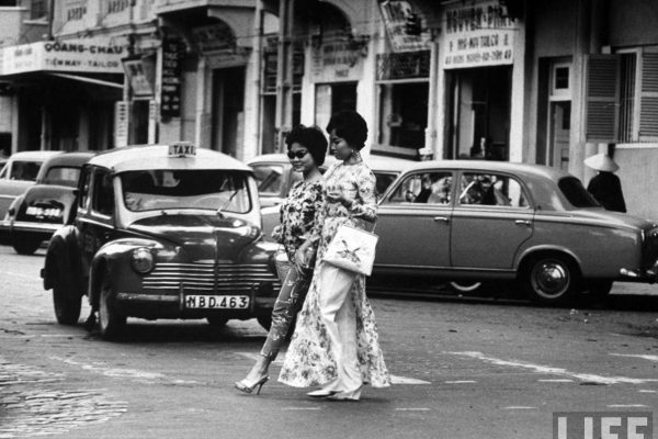 1961-some-vietnamese-women-crossing-the-street-in-saigon_4031045145_o