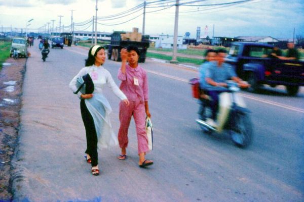 1973-july-street-scene-near-the-saigon-airport_4033071739_o