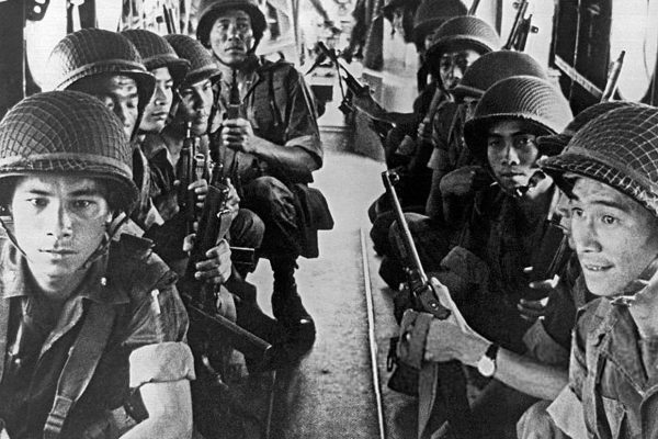 Các Chiến Sĩ Nhảy Dù đang Hành Quân Trực Thăng Vận năm 1962.