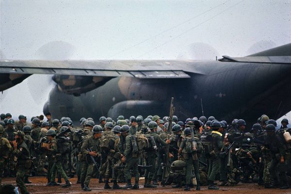 Các Chiến Sĩ Nhảy Dù vừa ra khỏi phi cơ C-130 tại Phi trường Đông Hà hôm 01-02-1971 để chuẩn bị tham dự cuộc hành quân Lam Sơn 719 tại vùng Hạ Lào.