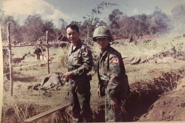 Chuẩn Tướng Lê Quang Lưỡng - Tư Lệnh Sư Đoàn Nhảy Dù. Người bên phải là Trung tá Phạm Hy Mai TĐT TĐ1 ND