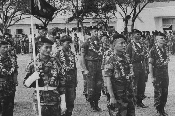 Đại úy Quân đội Hoa Kỳ Peter Dawkins (C), là cố vấn cho một Tiểu đoàn Dù Việt Nam 1966.