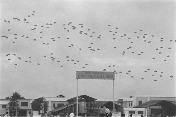 Nhảy Biểu Diễn gần Nha Thủy Vận - Cầu Tàu Cửu Long năm 1964