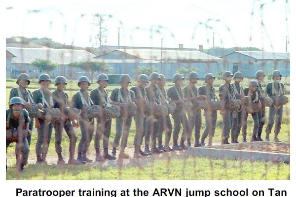 Saigon 1967 - Binh sĩ Dù VNCH huấn luyện tại Trại Hoàng Hoa Thám trong Căn cứ Không Quân Tân Sơn Nhứt