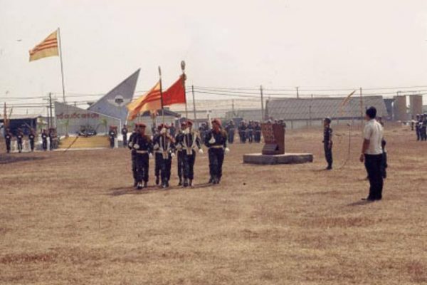 Toán Quốc Quân Kỳ tại Trại Hòan Hoa Thám - Bộ Tư Lệnh Sư Đoàn Nhảy Dù.