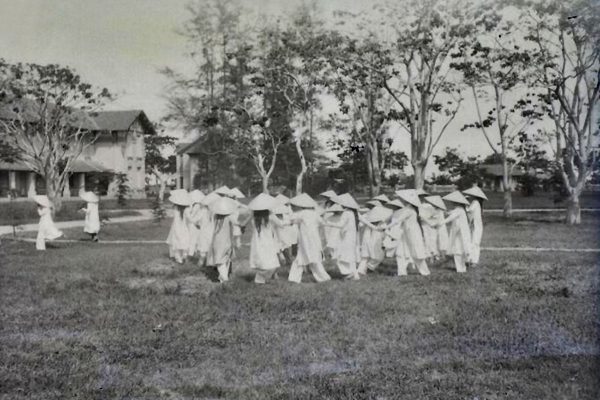 hu-1920-1929---au-collge-dong-khanh--ronde-enfantine_35865153412_o