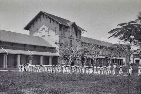 hu-1920-1929---au-collge-dong-khanh--sortie-des-lves_35865153382_o