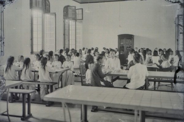 hue-1920-1929---au-collge-dng-khanh--le-rfectoire---nh-n-ti-trng-ng-khnh_35865153372_o