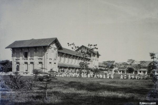 hue-1920-1929---un-des-btiments-du-collge-dng-khanh_35226064123_o