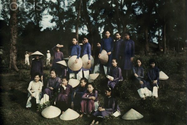 ca. July 1930, Hue, Annam, French Indochina --- An informal group portrait of Hue schoolgirls on a picnic --- Image by © W. Robert Moore/National Geographic Society/Corbis

----------------------

.
Tru?ng N? Trung H?c Ð?ng Khánh:
[http://www.flickr.com/photos/13476480@N07/5369424408/]

L?CH S? TRU?NG Ð?NG KHÁNH
.
Tru?ng Ð?ng Khánh tuong d?i tr? hon Tru?ng Qu?c H?c vì thành l?p sau kho?ng 20 nam. Cung nhu Tru?ng Qu?c h?c, Tru?ng Ð?ng Khánh to? l?c trên công th? c?a tr?i Th?y Binh Võ Doanh Th?y Su tri?u Nhà Nguy?n. Tru?ng Ð?ng Khánh ch? cách Tru?ng Qu?c H?c m?t con du?ng, t?c là Nguy?n Tru?ng T?. Ðu?ng này mang tên m?t nhà Nho và là m?t v? quan sáng su?t dã dâng di?u tr?n lên Vua T? Ð?c nh?m c?i ti?n van hoá, canh tân x? s? d? theo k?p n?n van minh k? thu?t Tây Phuong.

Phía tru?c Tru?ng là du?ng Lê L?i, th?i Pháp là du?ng Jules Ferry. L? du?ng lót b?ng ciment dúc thành ô vuông, d?c du?ng có hàng cây long não xanh mát ch?y dài xu?ng g?n c?u Tru?ng Ti?n. Bên kia du?ng là b? sông du?c bi?n c?i thành vu?n hoa, có gh? dá, có giàn hoa d? tím, khá xinh và tho m?ng. Cung nhu Tru?ng Qu?c h?c ? bên c?nh, v? trí c?a Tru?ng Ð?ng Khánh là là m?t v? trí tuy?t h?o : Tru?c sông, sau núi, bên kia sông là k? dài s?ng s?ng tru?c m?t v?i là qu?c k? tung bay, h?ng ngày nhu nh?c nh? h?c sinh, gái cung nhu trai d?ng bao gi? quên nhi?m v? d?i v?i giang son d?t nu?c.

Thành l?p nam 1917, Tru?ng Ð?ng Khánh ban d?u là Ti?u h?c. V? sau, si s? gia tang, Tru?ng tr? thành Trung Ti?u h?c, l?y tên là Collège Ð?ng Khánh. Ki?n trúc c?a Tru?ng tuong t? nhu ki?n trúc Tru?ng Qu?c H?c. hai bên có dãy nhà l?u, gi?a có nhà choi. Tru?ng cung son màu h?ng nhung dáng d?p thanh nhã h?p v?i b?n ch?t ph? n? hon.

Trong th?i k? Pháp thu?c, Tru?ng Ð?ng Khánh du?c d?t du?i quy?n qu?n tr? c?a ngu?i Pháp. Các Hi?u Tru?ng ngu?i Pháp l?n lu?t có các bà Le Bris, Cô Maurìege, Bà Martin. Khoá Trung h?c d?u tiên nam 1920 và t?t nghi?p nam 1924 g?m có 8 Bà mà tên tu?i ? Hu? du?c nhi?u ngu?i bi?t. Ðó là các Bà : Bùi Xuân D?c