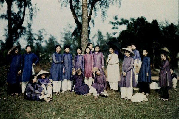 1931, Hue, Vietnam --- A class of students pose for National Geographic Magazine --- Image by © W. Robert Moore/National Geographic Society/Corbis

ALBUM
National Geographic Magazine
https://www.flickr.com/photos/13476480@N07/albums/72157678915885195
