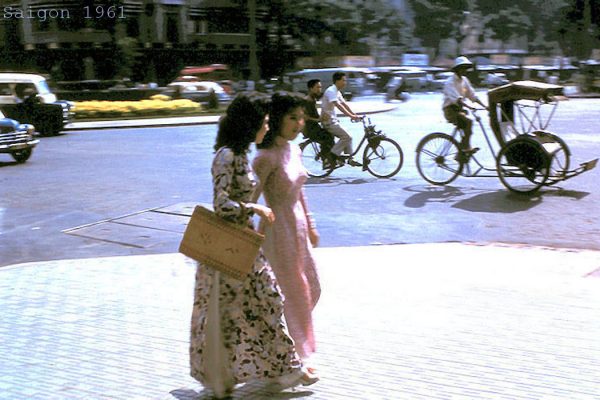 saigon-1961---pretty-girls-walking_14883725932_o