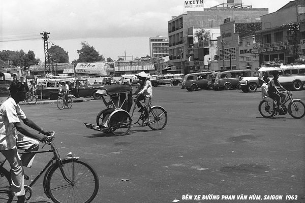 Street scene in Saigon, Vietnam. 1962. --- Image by © CORBIS
Nay là du?ng Nguy?n Th? Nghia, ch?y xuyên qua khu v?c ga xe l?a (nay là Công viên 23-9) t?i Ph?m Ngu Lão, n?i ti?p vào du?ng Nguy?n Thái H?c ? bên kia ngã tu.