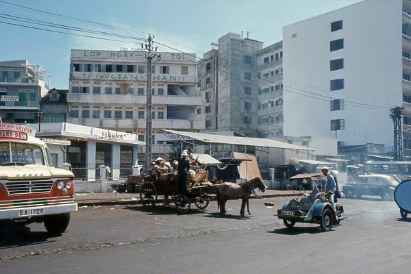 saigon-1965-66---bn-xe-ng-phan-vn-hm-cnh-ng-su-ph-ng_22497410847_o