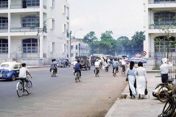 saigon-1966---ng-cng--qua-khi-ng-t-l-inh-tin-hong-bn-tri-l-h-canh-nng-bn-phi-l-i-truyn-hnh_4031021665_o