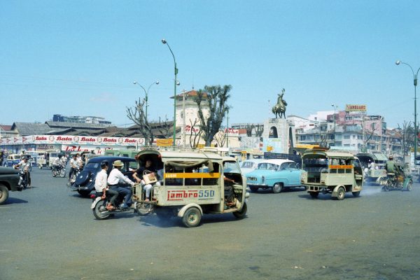 saigon-1967---central-market---photo-by-ken_16697441217_o