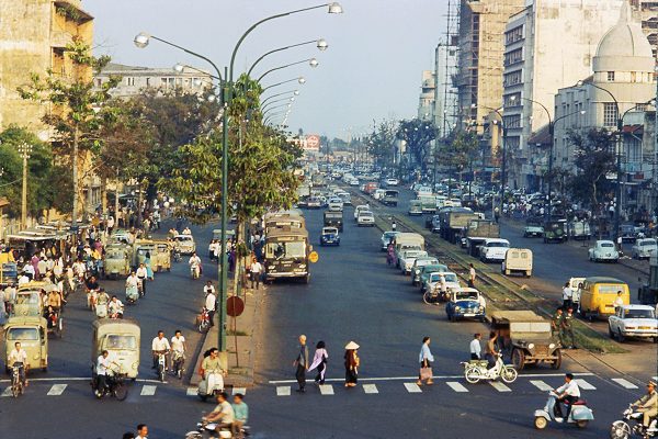 saigon-1969-by-john-l-beck---ham-nghi-blvd---l-hm-nghi-nhn-t-trn-cu-vt-b-hnh-v-pha-sng-saigon_21406360903_o