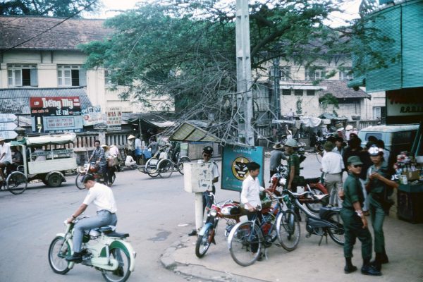 saigon-1969---gc-ng-bch-ng-l-quang-nh-pha-trc-ch-b-chiu---photo-by-dr-william-bollhofer_6884932651_o