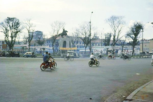 saigon-street-scene-1967---gen-tran-nguyen-han-roundabout---vng-xoay-cng-trng-din-hng---tng-i-trn-nguyn-hn_29352778293_o