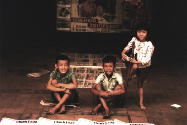 sg-more-kids-selling-newspapers-in-the-arcade-eden_4030987743_o