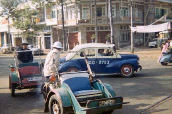 typical-saigon-taxicab-and-cyclo---ng-t-nguyn-tri-phng-hng-vng_4132020149_o