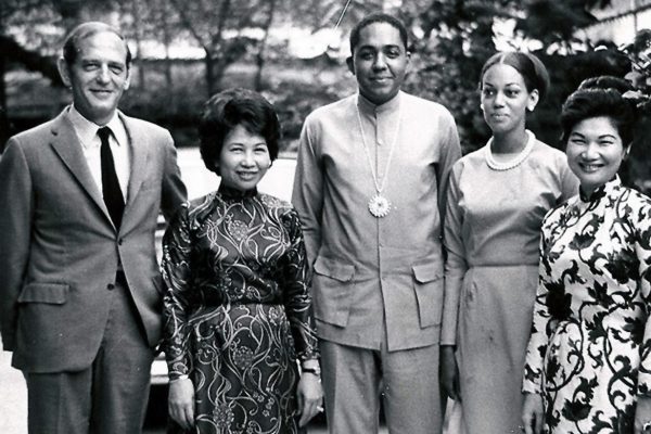 vietnamese-businesswomen-with-journalist-and-war-correspondent-wallace-terry-center-1968_4226548661_o