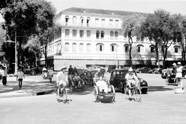 1950---traffic-in-front-of-hotel-continental-in-saigon---photo-by-harrison-forman_12531224673_o