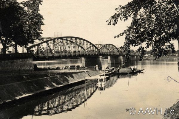 Hué, 1931  Le Pont « Clemenceau », « Thanh Thai » ou « Trung Thien »

Notice : Notule : le pont Clemenceau Longueur 400 m en 6 travées ; largeur de la chaussée centrale 5m 62 ; 2 trottoirs en encorbellement de 1m 95. La vue est prise de la rive droite du fleuve, du côté de la ville européenne. Le pont qui franchit le fleuve des Parfums, en face de lhôtel Morin a dabord porté le nom du roi Thanh Thai. Après labdication de ce roi, il a été rebaptisé pont Clemenceau mais les Annamites lont toujours désigné sous le nom de pont « Truong Tien ». Sur les appellations du pont, voir AP0781. Ce pont fut construit à la fin du XIXème siècle (voir AP1179, photo du pont au début du siècle) et endommagé peu après, en 1904, par un typhon. Détruit partiellement pendant les combats de Hué, en janvier 1947 (voir AP1755), il fut reconstruit en 1948 (voir photos AP1740 à AP1746).
http://www.aavh.org/?p=742