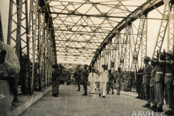 Hué, 1948  Inauguration du pont Clemenceau restauré (2)

Notice : Moment important pour la population de Hué, qui utilisait auparavant un pont provisoire de bateaux pour relier les deux parties de la ville séparées par la Rivière des Parfums. Le pont avait été détruit lors du Siège de Hué. Sur le siège de Hué, voir AP1056. Sur la Rivière (ou Fleuve) des Parfums, voir AP2486.
http://www.aavh.org/?p=869