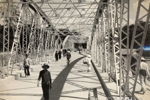 http://www.aavh.org/?p=1676

Titre : Hué, 1936 - Le pont Clemenceau - Enfilade métallique

Notice : On distingue nettement sur la photo la chaussée centrale de 5,62 m de large et les deux trottoirs en encorbellement de 1,95 m. Sur le pont Clemenceau, voir AP0781.

Mots Clefs : Annam Thua Thien Hué 1936 Pont Clemenceau