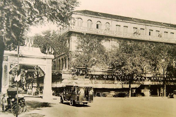 arc-de-triomphe-en-lhonneur-du-marchal-joffre-voir-linscription-en-haut-de-lhtel-continental_5467214976_o