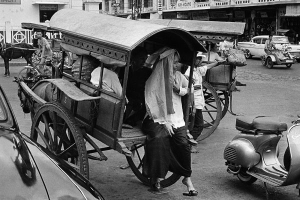 SAIGON, VIETNAM - JUILLET: Femme assise à l'arrière d'une charrette dans une rue de Saigon, Vietnam en juillet 1959.  (Photo by Keystone-FranceGamma-Rapho via Getty Images)