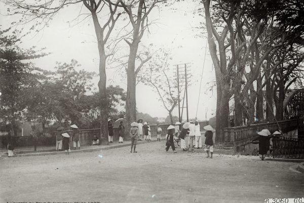 Pont Clémenceau
Photographie

    Classification : Photographie
    Photographe : anonyme ;
    Géographie : Asie  Asie du sud-est  Viet Nam  Thua Thien-Hue  Hué
    Date : 1927 : date de prise de vue
    Matériaux et techniques : Négatif au gélatino-bromure d'argent sur plaque de verre
    Dimensions et poids : Dimensions de la plaque : 13 x 18 cm
    Donateur : Haut commissariat de France pour l'Indochine ;
    Précédente collection : Musée de l'Homme (Photothèque) ;
    Inscription : Manuscrit au centre à droite: "3060 ct".Gravé en bas à gauche: "B-3060-GG"
    Exposé : Non
    Numéro de gestion : PV0007505

"A l'entrée du Pont Clémenceau (Mars 1927)."