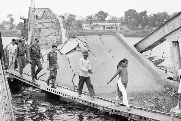 Much of the city itself, however, was destroyed.

Foto: People crossing the Hue Bridge using a small pontoon-type bridge on April 16, 1968.sourceAssociated Press