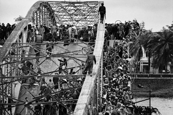 hue-1968---refugees-flee-across-a-damaged-bridge---cu-trng-tin_8335980785_o