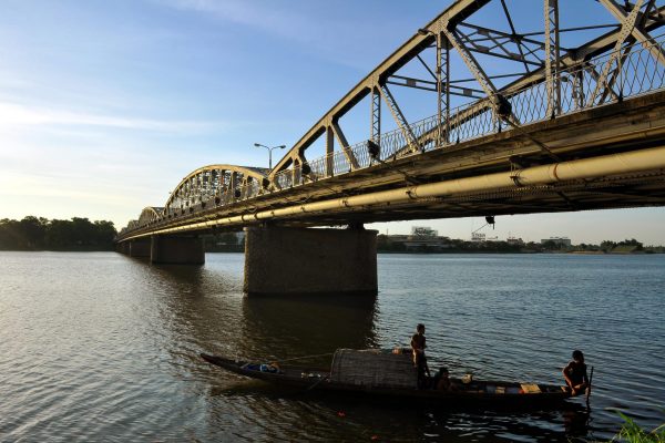 Le pont Trang Tien, ancien pont Clemenceau

Davidlohr Bueso from Santiago, Chile  river side
https://fr.wikipedia.org/wiki/Hu%C3%A9#/media/File:River_side,_Hu%C3%A9,_Vietnam.jpg

Life in Vietnam is reigned by water, all mayor population areas are surrounded by either river, lakes or sea. Hue, Vietnam For more pictures of Vietnam, click here:
https://www.flickr.com/photos/daverugby83/sets/72157624214437650/