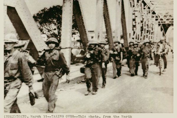 march-1975---north-vietnamese-troops-crossing-the-trang-tien-bridge-into-hue_6010608452_o