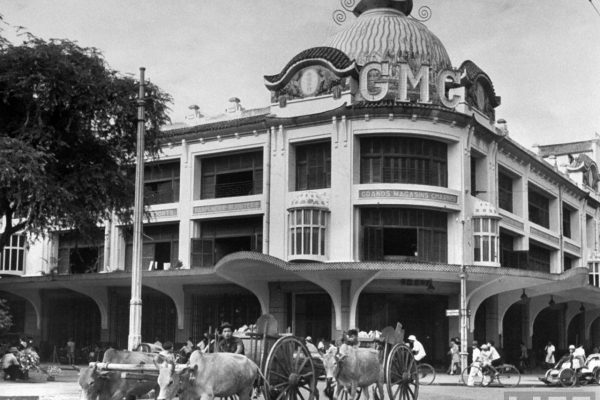 saigon-1948---in-french-indo-china-oxen-pulling-carts-down-the-street_8466076919_o