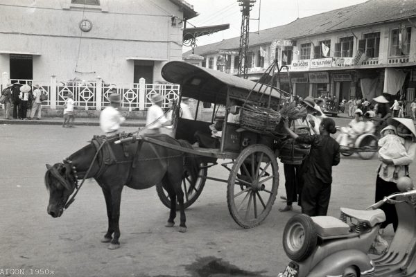 saigon-1950s---xe-th-m-trc-ga-xe-la-v-ng-l-lai_14264804277_o