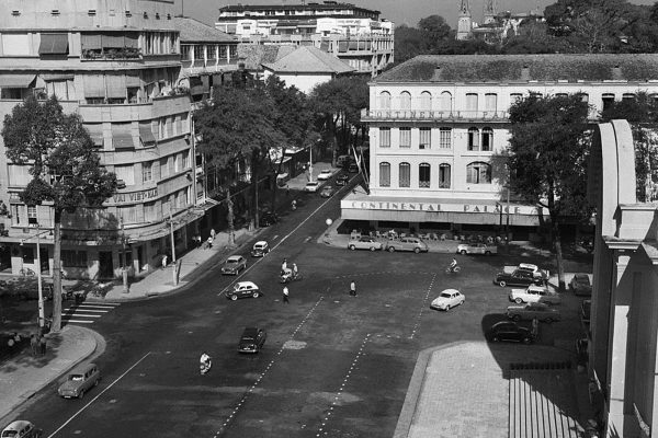 saigon-1961---the-continental-hotel_17948737892_o