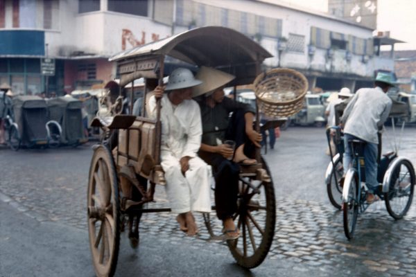 saigon-1968---bn-xe-nga-xe-lam-pha-sau-nh-hng-phng-tr-ha-bnh-cnh-bng-binh-ch-saigon_15589581142_o