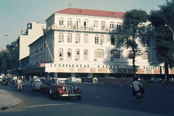 saigon-1974---street-scene---continental-palace-hotel_16331213713_o