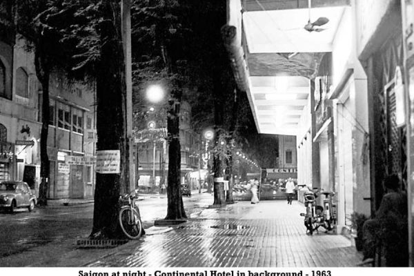saigon-at-night---continental-hotel-in-background---1963_14284081030_o