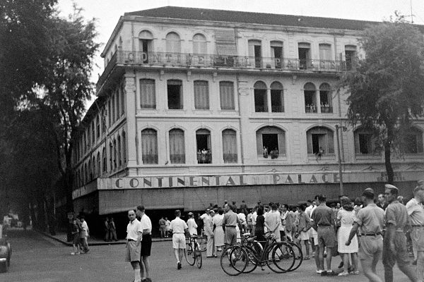 saigon-oct-1945---rassemblement-de-civils-et-militaires-devant-lhtel-continental-palace---photo-by-john-florea_16808013921_o