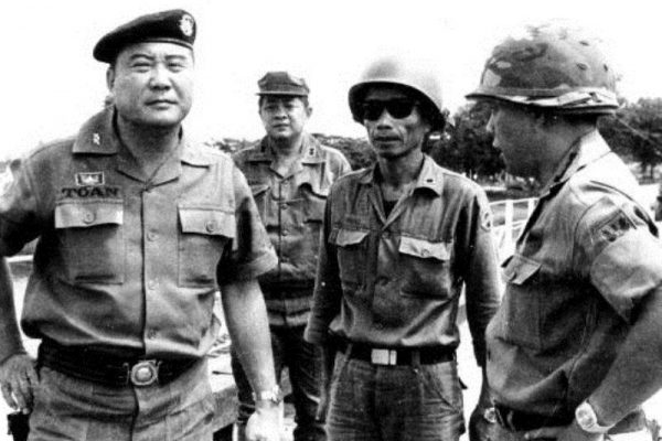 Đại tá Lý Tòng Bá Tư Lệnh SĐ23BB 1-1972 10-1972- K6 Võ bị Đà Lạt (bên phải hình).