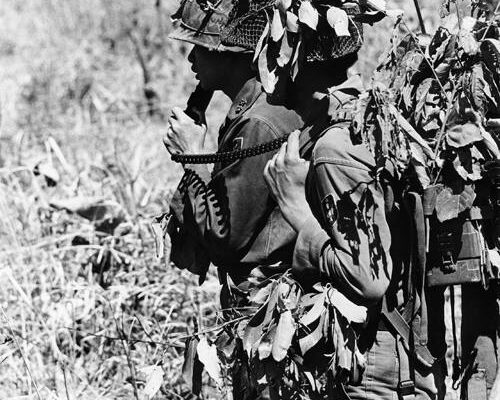 Hai chiến sĩ thuộc Sư Đoàn 23 Bộ Binh tại Pleiku 1971.