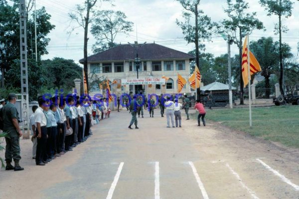 Lễ gắn Huy Chương cho Các Chiến Sĩ Xuất Sắc của Sư Đoàn 25 Bộ Binh trong Chiến-Dịch Phượng-Hoàng. Buổi lễ diễn ra trong khuôn viên Tòa Hành Chánh tỉnh Long An 1968.