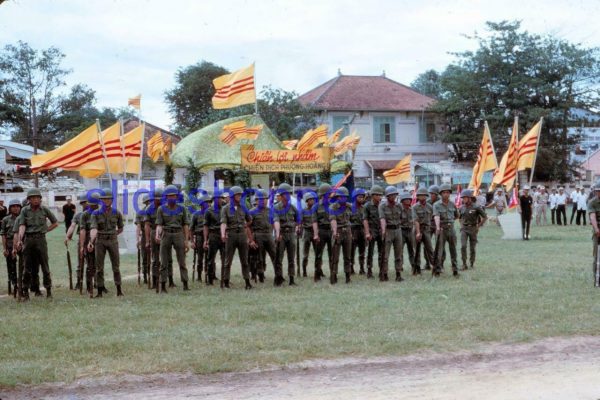 Lễ gắn Huy Chương cho Các Chiến Sĩ Xuất Sắc của Sư Đoàn 25 Bộ Binh trong Chiến-Dịch Phượng-Hoàng. Buổi lễ diễn ra trong khuôn viên Tòa Hành Chánh tỉnh Long An 1968.1