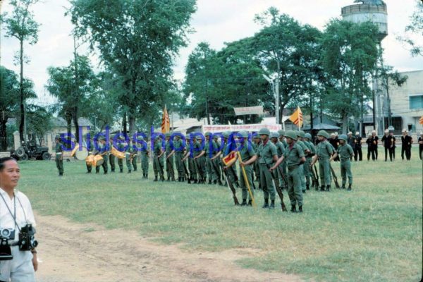 Lễ gắn Huy Chương cho Các Chiến Sĩ Xuất Sắc của Sư Đoàn 25 Bộ Binh trong Chiến-Dịch Phượng-Hoàng. Buổi lễ diễn ra trong khuôn viên Tòa Hành Chánh tỉnh Long An 1968.2