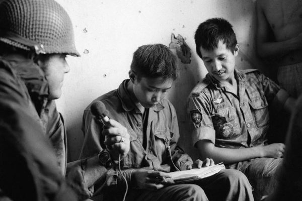 Quảng Trị 1972 - Một binh sĩ Bắc Việt bị Tiểu Đoàn 2 Trâu Điên-TQLC bắt được tại Quảng Trị đang viết thư về nhà.